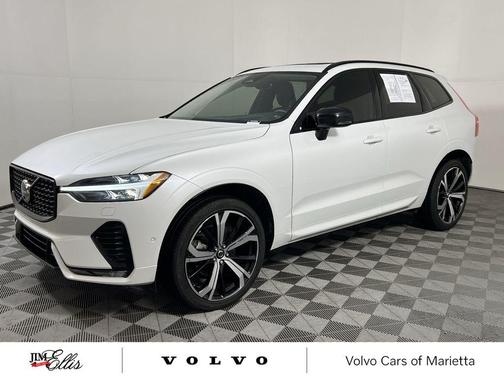 2023 Volvo XC60 B5 Ultimate Dark Theme