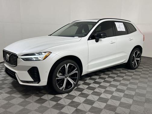 2023 Volvo XC60 B5 Ultimate Dark Theme