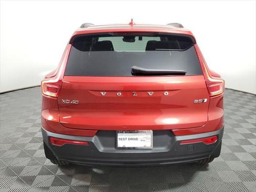 2025 Volvo XC40 B5 Ultra Dark Theme