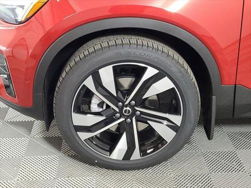 2025 Volvo XC40 B5 Ultra Dark Theme