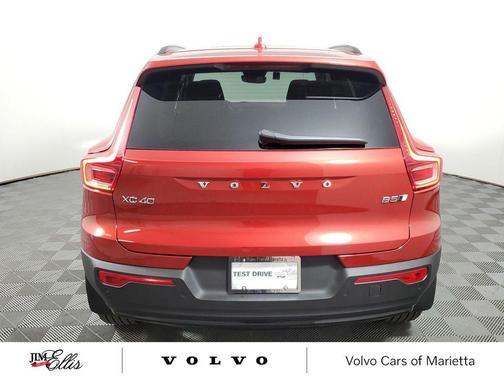 2025 Volvo XC40 B5 Ultra Dark Theme