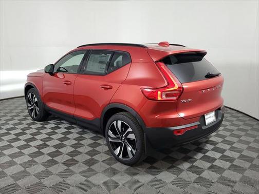 2025 Volvo XC40 B5 Ultra Dark Theme