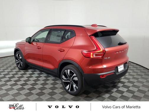 2025 Volvo XC40 B5 Ultra Dark Theme