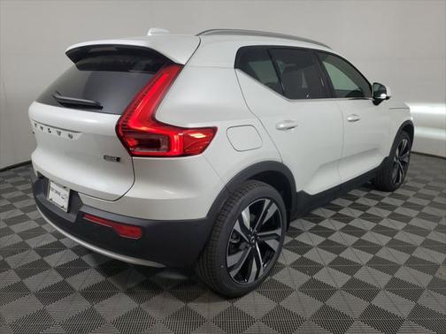 2025 Volvo XC40 B5 Ultra Bright Theme