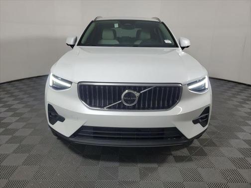 2025 Volvo XC40 B5 Ultra Bright Theme
