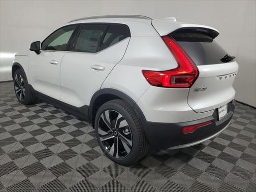 2025 Volvo XC40 B5 Ultra Bright Theme