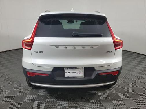 2025 Volvo XC40 B5 Ultra Bright Theme