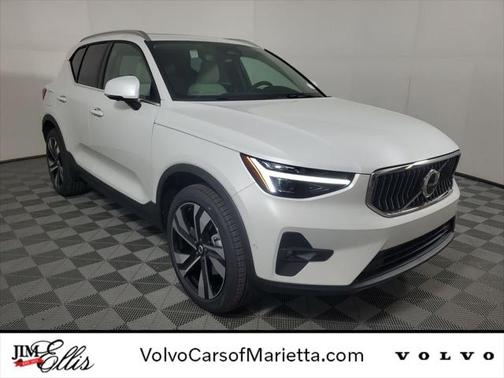 2025 Volvo XC40 B5 Ultra Bright Theme