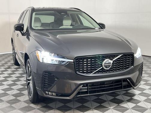 2023 Volvo XC60 B6 Ultimate Dark Theme