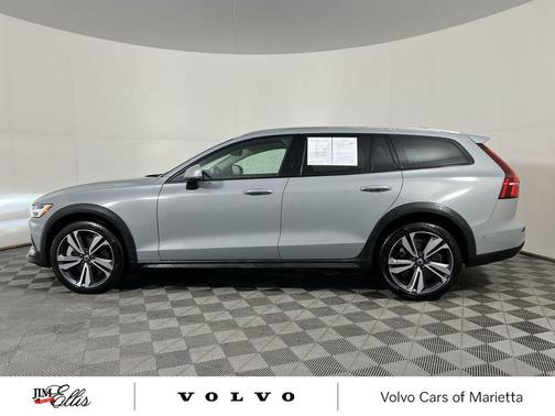 2025 Volvo V60 Cross Country Plus, B5 AWD Gas (mild hybrid)