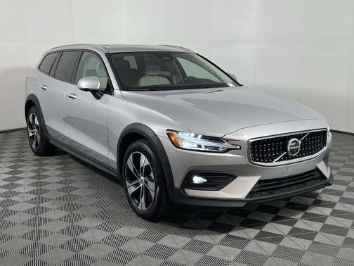 2024 Volvo V60 Cross Country B5 Plus