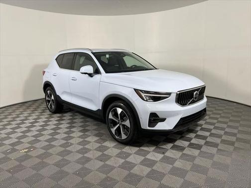 2025 Volvo XC40 B5 Plus Bright Theme
