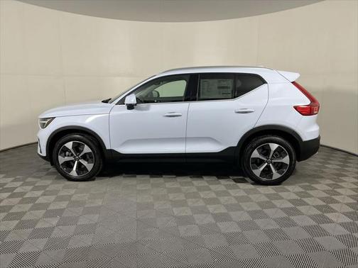 2025 Volvo XC40 B5 Plus Bright Theme