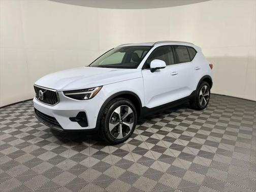 2025 Volvo XC40 B5 Plus Bright Theme