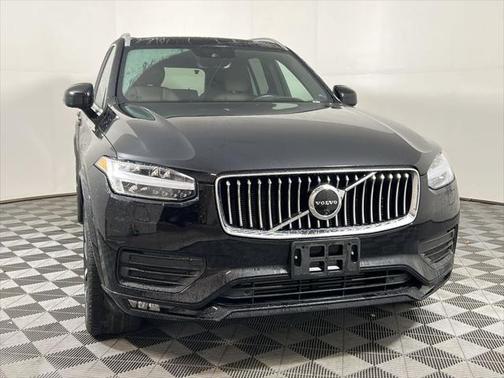 2022 Volvo XC90 T6 Momentum