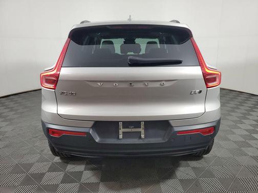 Silver Dawn Metallic 2025 Volvo XC40 B5 Plus Dark Theme