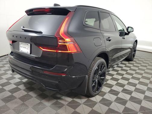Onyx Black Metallic 2026 Volvo XC60 B5 Ultra Black Edition