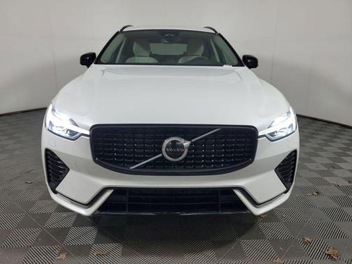 2024 Volvo XC60 B5 Core Dark Theme