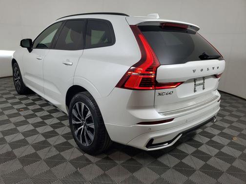 2024 Volvo XC60 B5 Core Dark Theme