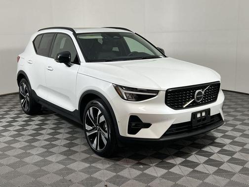 2025 Volvo XC40 B5 Plus Dark Theme