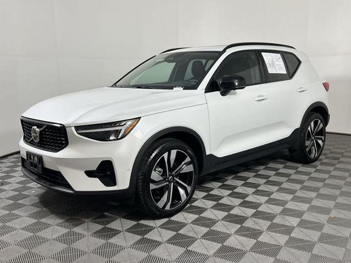 2025 Volvo XC40 B5 Plus Dark Theme