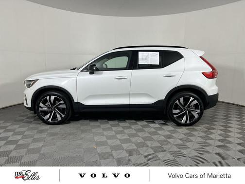 2025 Volvo XC40 B5 Plus Dark Theme
