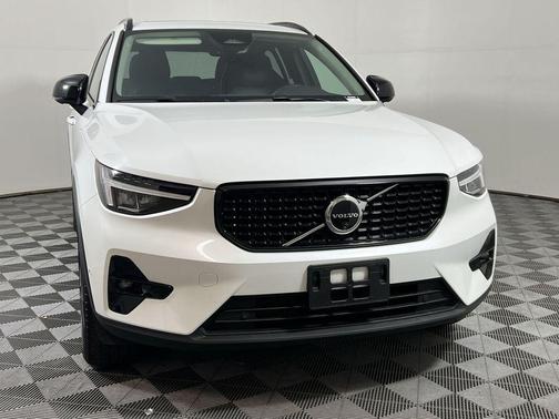 2025 Volvo XC40 B5 Plus Dark Theme