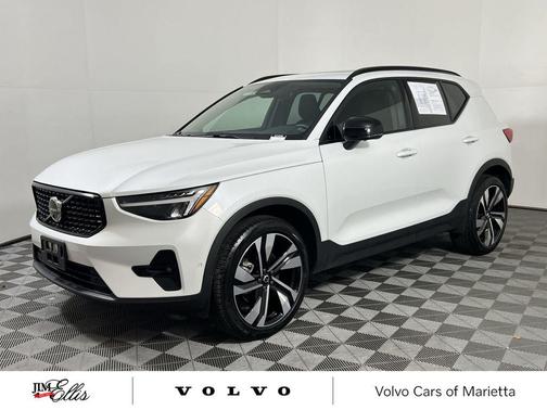 2025 Volvo XC40 B5 Plus Dark Theme