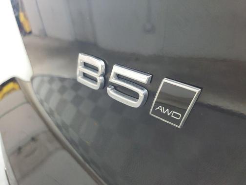 Onyx Black Metallic 2025 Volvo XC40 B5 Plus Bright Theme