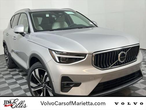 2025 Volvo XC40 B5 Ultra Bright Theme