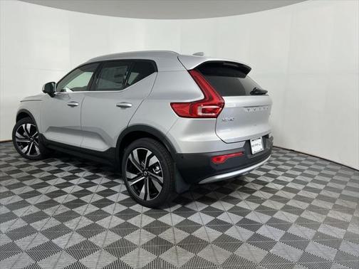 2025 Volvo XC40 B5 Ultra Bright Theme