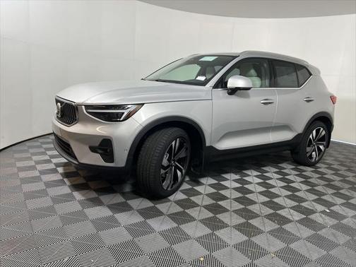 2025 Volvo XC40 B5 Ultra Bright Theme