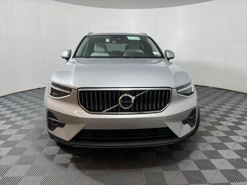 2025 Volvo XC40 B5 Ultra Bright Theme