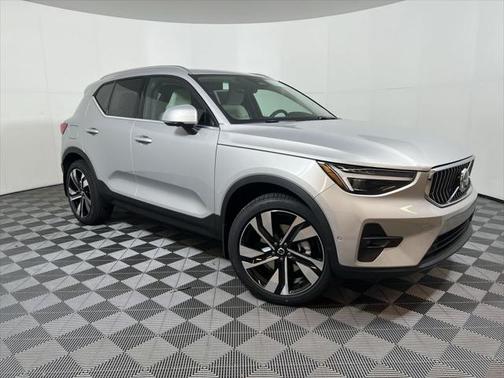 2025 Volvo XC40 B5 Ultra Bright Theme