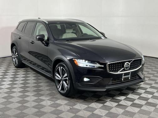 2024 Volvo V60 Cross Country B5 Plus