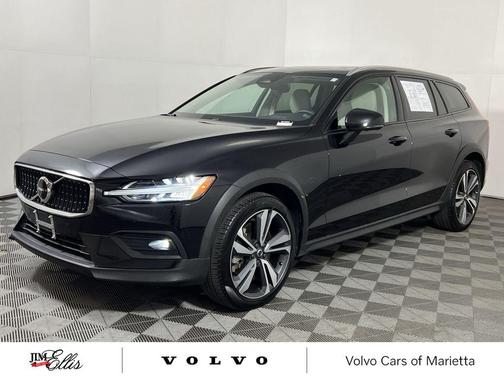 2024 Volvo V60 Cross Country B5 Plus