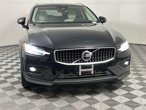 2024 Volvo V60 Cross Country B5 Plus