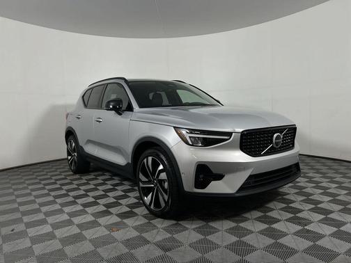 2025 Volvo XC40 B5 Plus Dark Theme