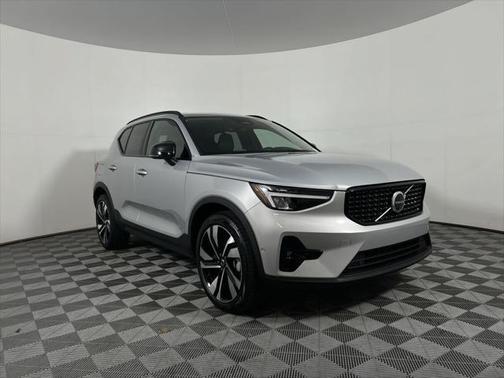 2025 Volvo XC40 B5 Plus Dark Theme