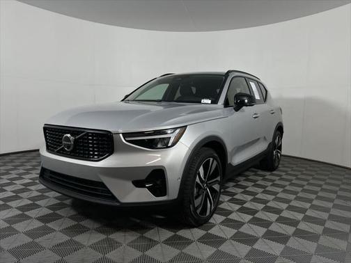 2025 Volvo XC40 B5 Plus Dark Theme