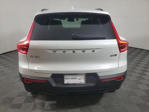2025 Volvo XC40 B5 Ultra Dark Theme