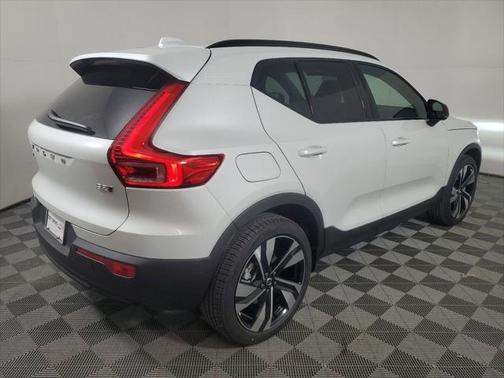 2025 Volvo XC40 B5 Ultra Dark Theme