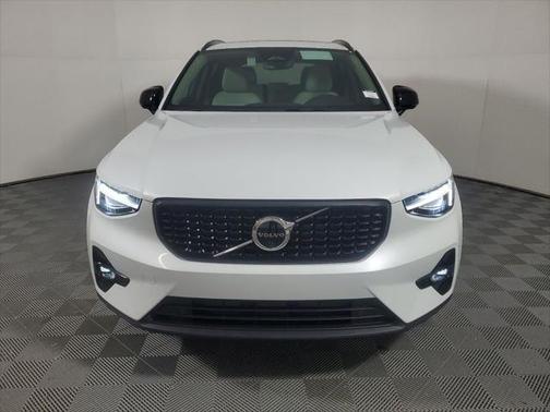 2025 Volvo XC40 B5 Ultra Dark Theme