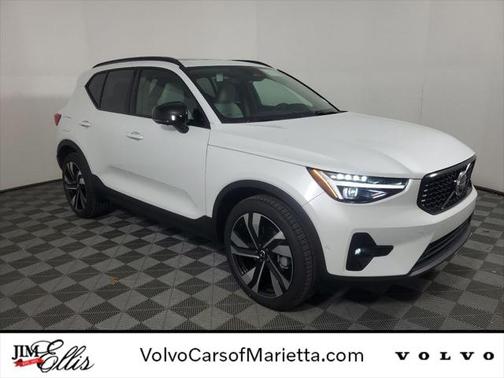 2025 Volvo XC40 B5 Ultra Dark Theme