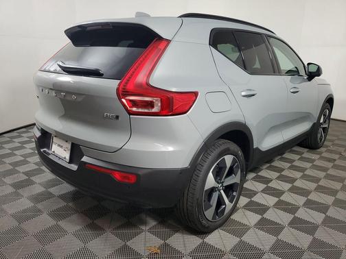 2026 Volvo XC40 Plus, B5 AWD Gas (mild hybrid), Dark
