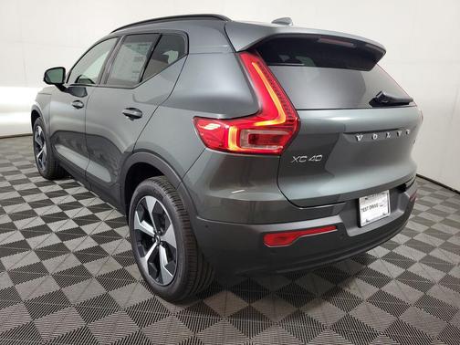 Forest Lake 2026 Volvo XC40 Plus, B5 AWD Gas (mild hybrid), Dark