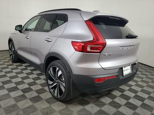 2026 Volvo XC40 Plus, B4 FWD Gas (mild hybrid), Dark