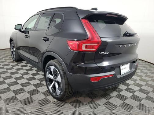 Onyx Black 2026 Volvo XC40 Plus, B5 AWD Gas (mild hybrid), Dark