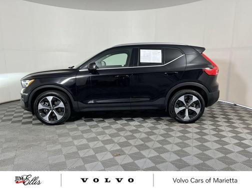 2025 Volvo XC40 B5 Plus Bright Theme