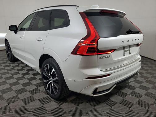 2023 Volvo XC60 B5 Plus Dark Theme